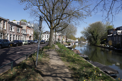914084 Gezicht op de Weerdsingel O.Z. te Utrecht, met op de achtergrond de Wittevrouwensingel.